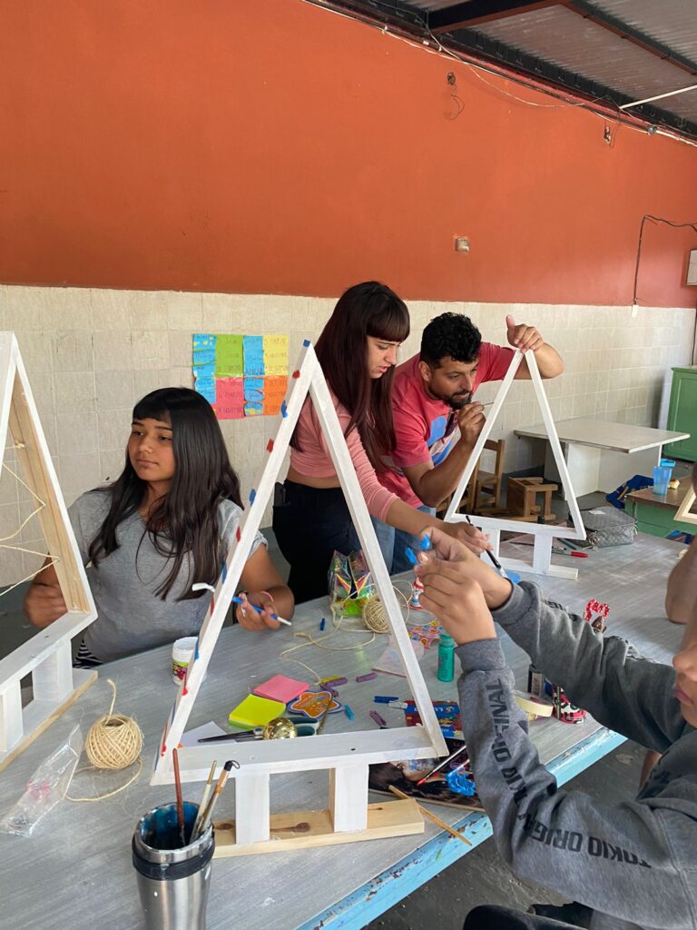 Haciendo arbolitos navideños